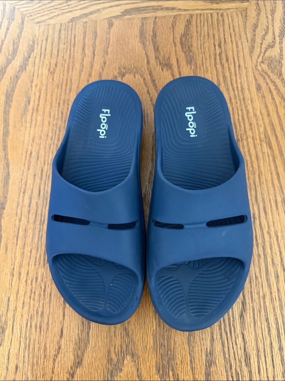 Floopi Women's Navy Slide Sandals size 7